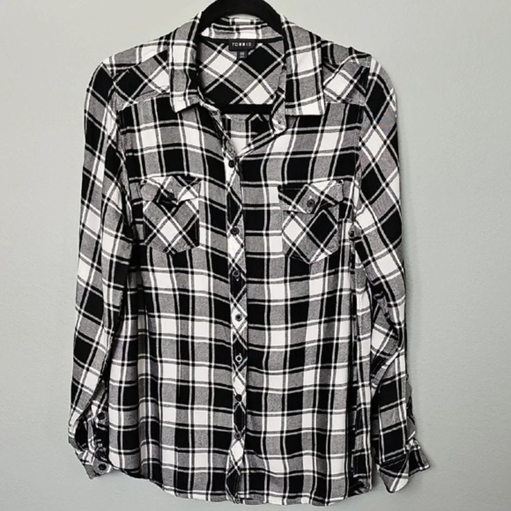 Torrid Large Black and White Check Plaid Flannel Button Front Long Sleeve blouse